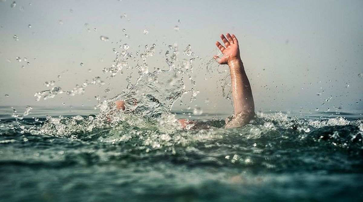 Teacher saves two students from drowning, dies