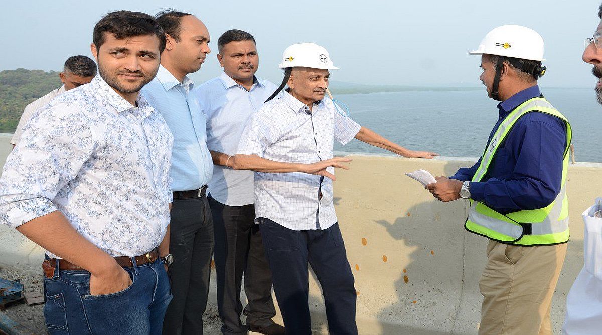 Ailing Goa CM Manohar Parrikar inspects bridge with tube in nose, photo draws flak