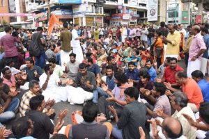 Man sets himself ablaze at Sabarimala protest venue, dies; BJP targets Kerala CM