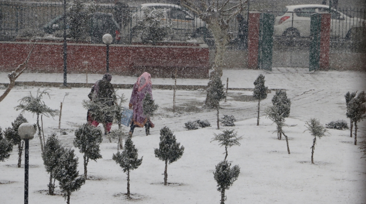 Srinagar-Jammu National Highway closed following heavy snowfall