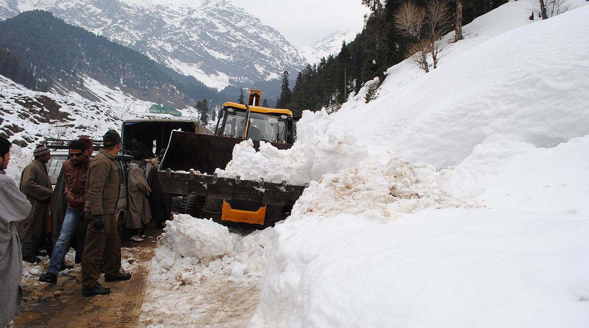 10 missing after avalanche hits Jammu-Srinagar highway