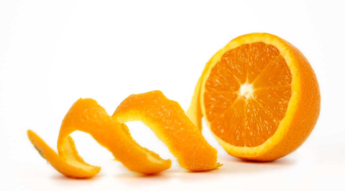 Consuming orange peel can boost your total intake of nutrients