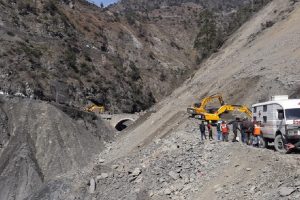 Hundreds stranded as Jammu-Srinagar Highway remains blocked for 6th day