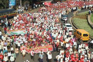 Farmers’ march from Nashik to Mumbai continues as talks with govt inconclusive