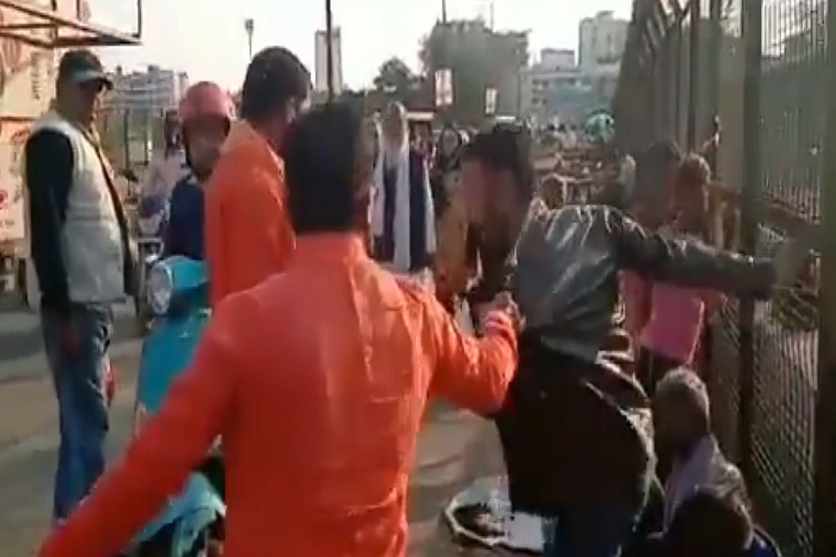 2 Kashmiri vendors beaten up by fringe right-wing members in Lucknow; 1 arrested