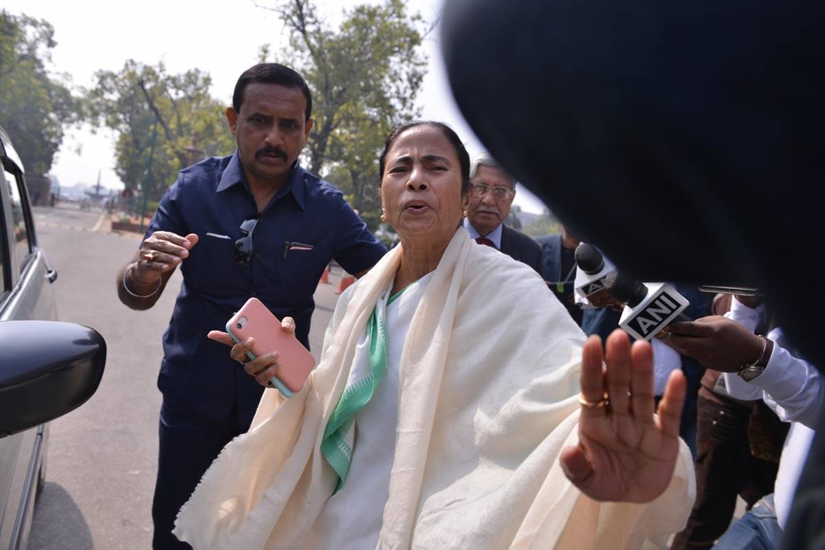 Mamata Banerjee offers to mediate to solve Kashmir problem