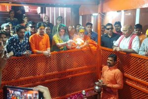 Priyanka Gandhi offers prayers at Triveni Sangam, to kick-star boat ride on Ganga