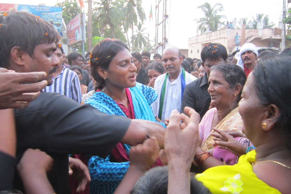Unidentified ‘supporter’ snatches YS Sharmila’s ring during campaigning