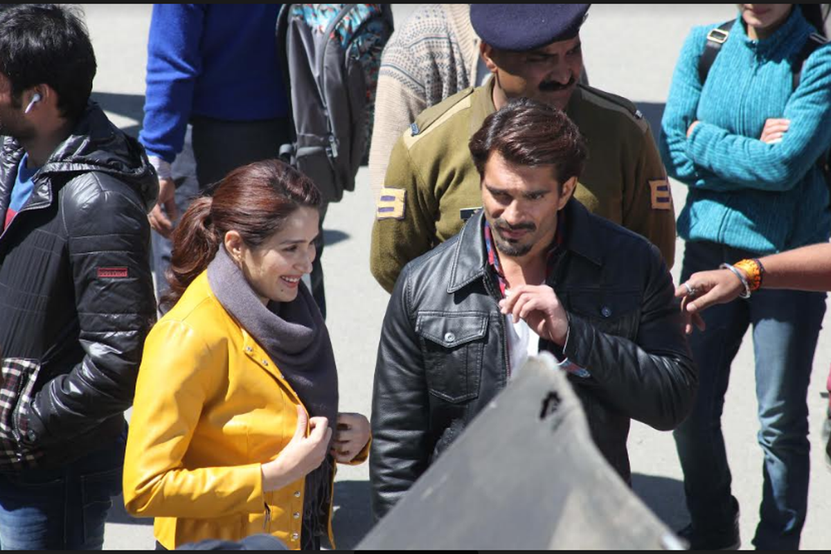 Karan Singh Grover, Sagarika Ghatge spotted shooting in Shimla for AltBalaji show Boss