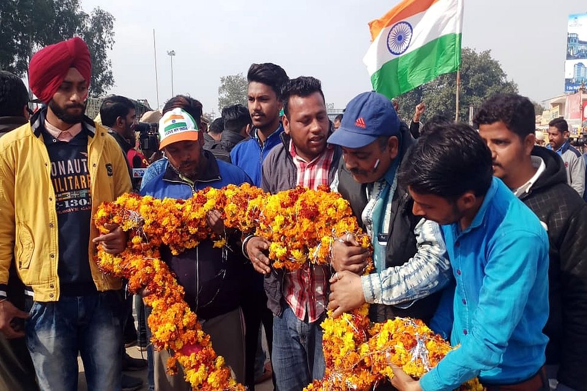 Crowds gather at Attari ahead of IAF pilot’s return; beating retreat cancelled