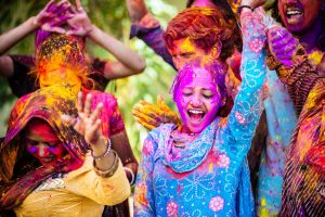 How to remove harmful chemical colours from skin and hair in natural way after playing Holi