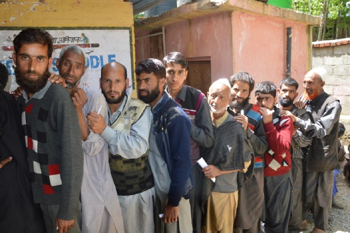 Amidst stone pelting, poor polling reported in Kulgam district of Anantnag seat