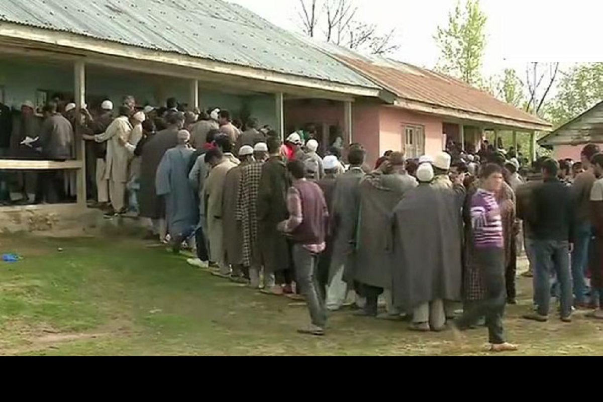 Long queues of voters in Kashmir’s Baramulla as people defy poll boycott call of separatists
