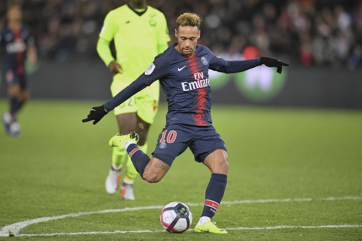 Neymar says he was wrong to hit fan after French Cup-final defeat