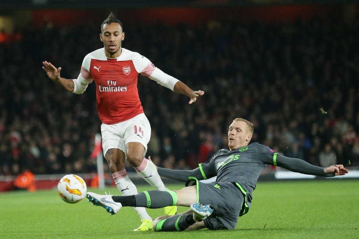 Arsenal edge past 10-man Watford, move into top four