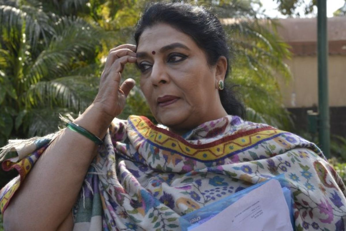 Twitterati question photo showing Renuka Chowdhury using mobile phone inside polling booth