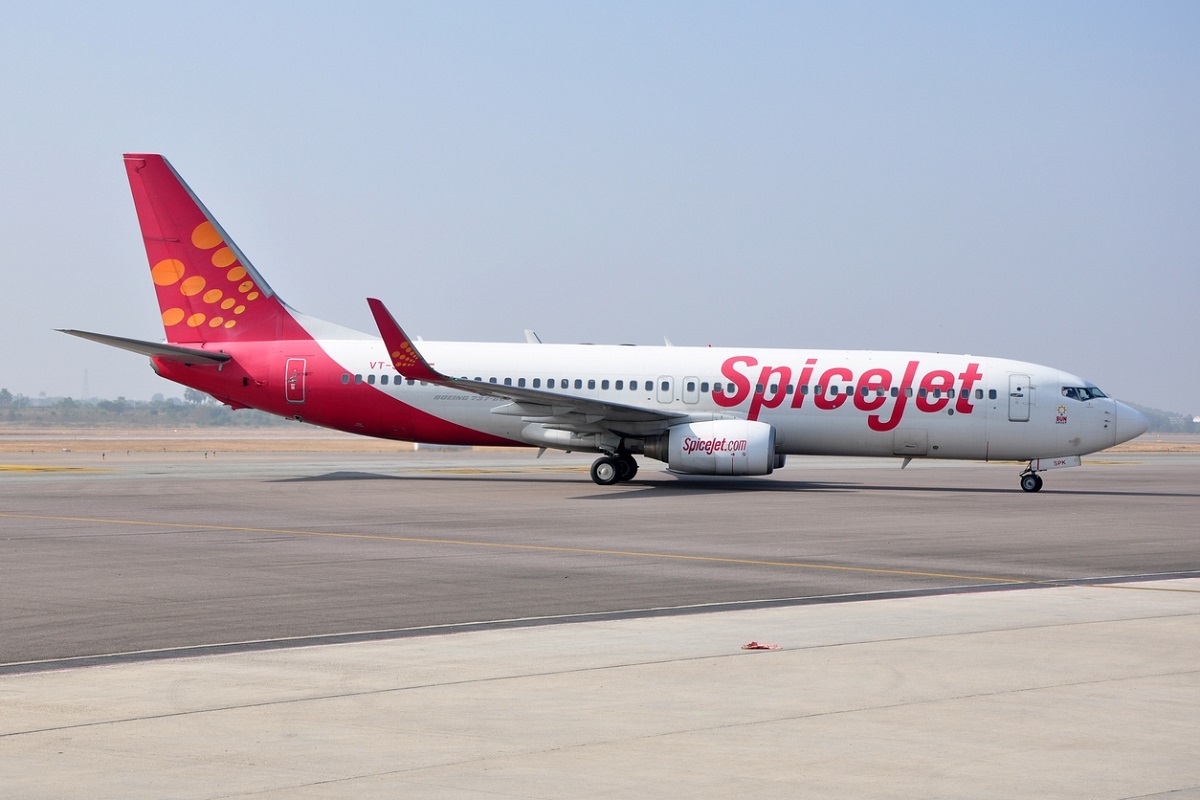 SpiceJet flight, Runway, Mumbai airport, Flights divert