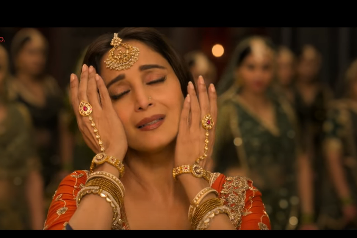 Kalank’s new song “Tabaah Ho Gaye” featuring Madhuri Dixit is out!