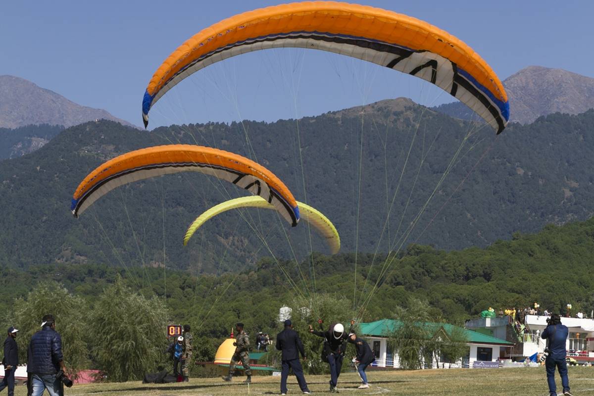 Himachal: Kerala tourist, pilot killed in Kullu paragliding accident