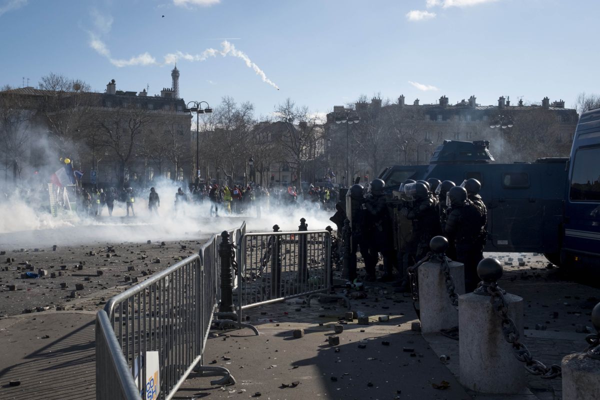 Tear gas used against Paris’ ‘yellow vest’ protesters