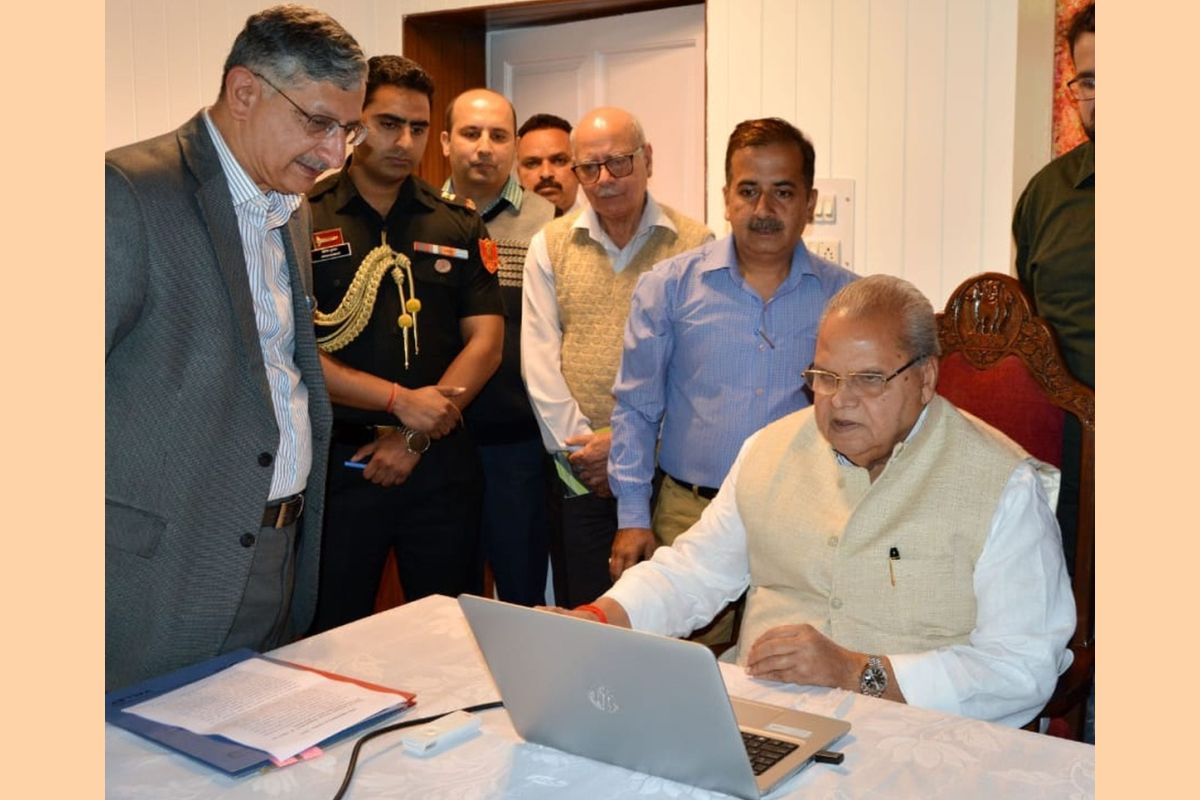 J-K Governor inaugurates online registration for Amarnath Yatra 2019