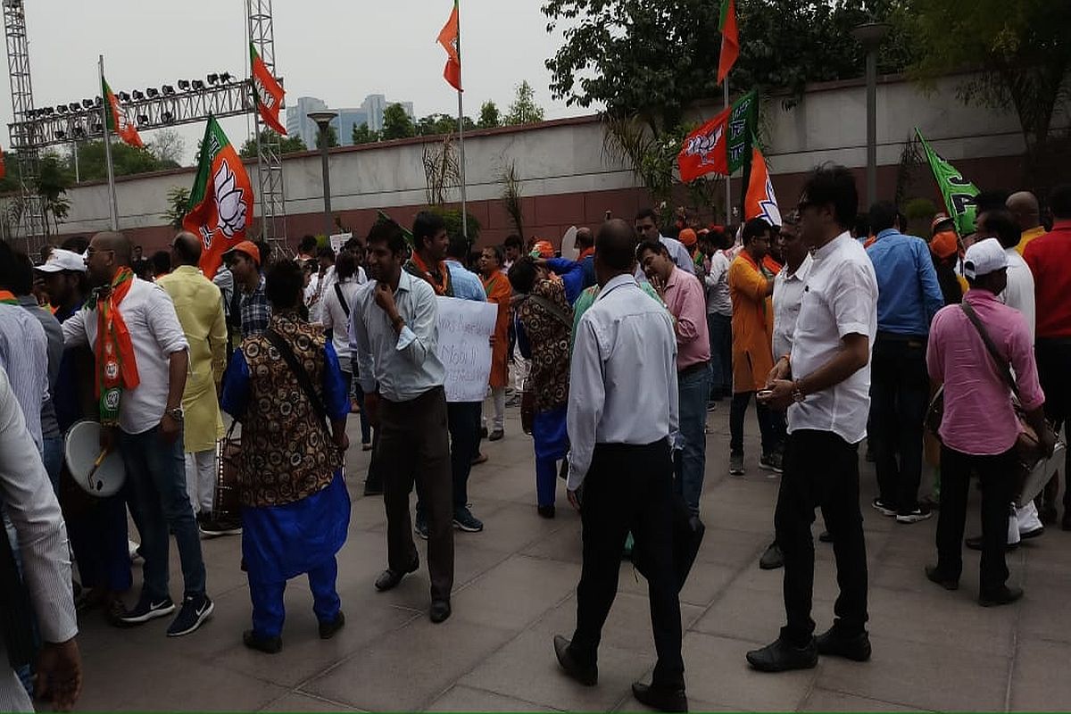 Celebrations begin outside BJP headquarters in Delhi as India set for Modi 2.0