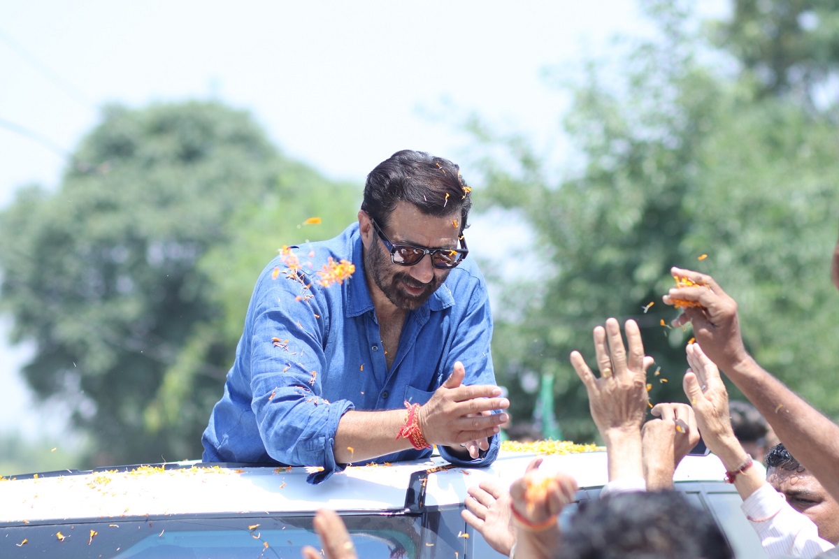Sunny Deol narrowly escapes accident while campaigning