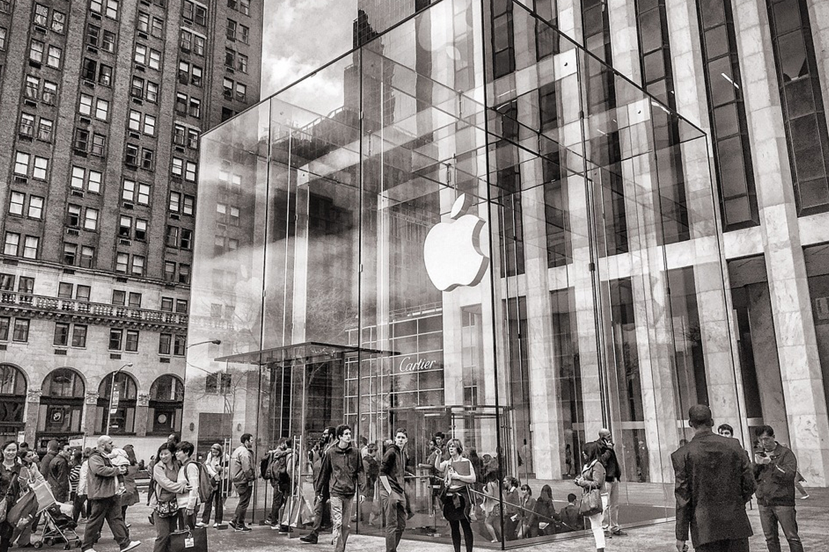 Apple raises iOS cellular download limit