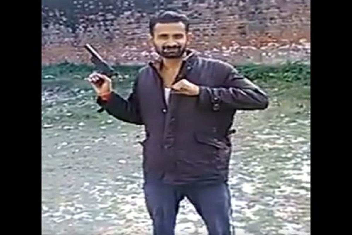 21 officials, 15 IAS officers transferred in UP after video of jail inmates with gun goes viral