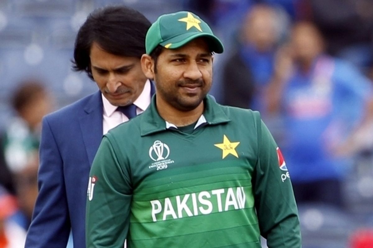 Angry fan abuses Sarfaraz Ahmed in public, apologises later