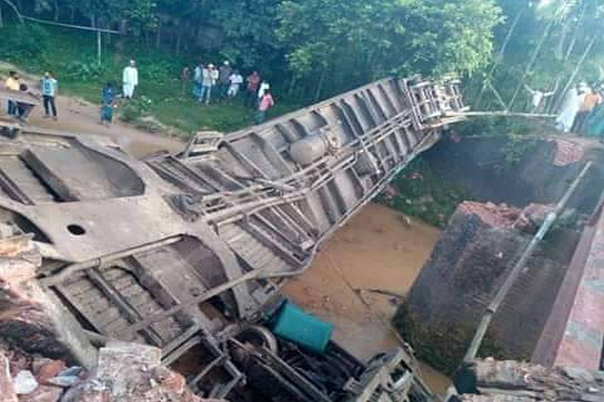 4 killed, 100 injured as train plunges into canal after bridge collapses in Bangladesh