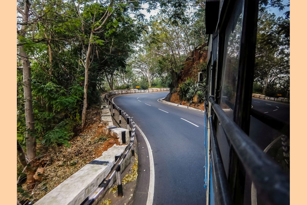Arduous bus journey linking Delhi to Leh restarts