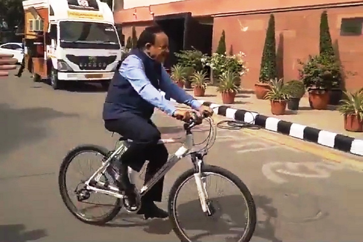 Harsh Vardhan takes charge of Health Ministry