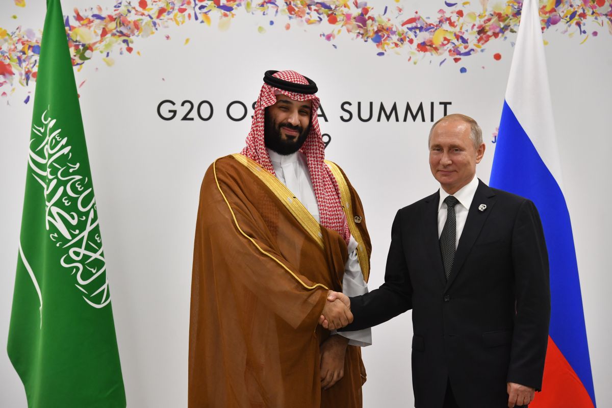 Russia agrees to extend OPEC deal with Saudi Arabia to keep oil production low