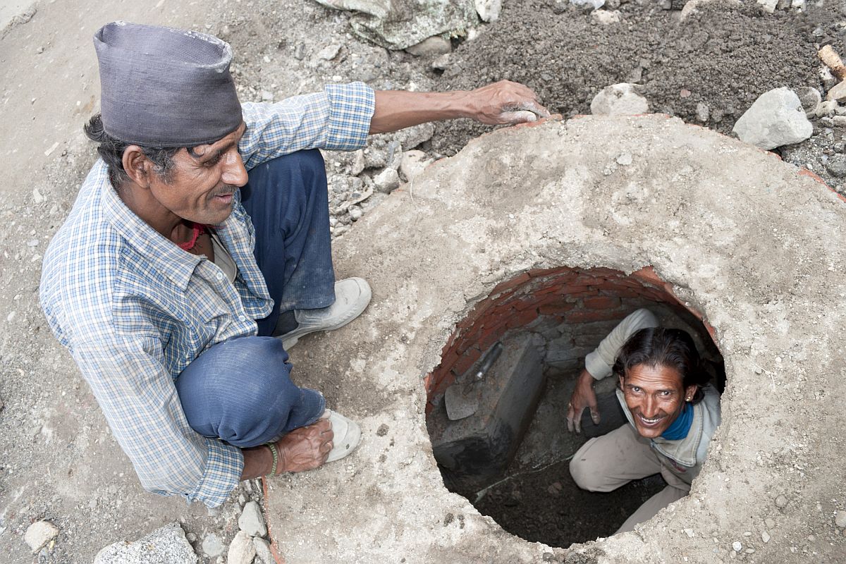 7 die of suffocation while cleaning Gujarat hotel septic tank; owner absconding, charged