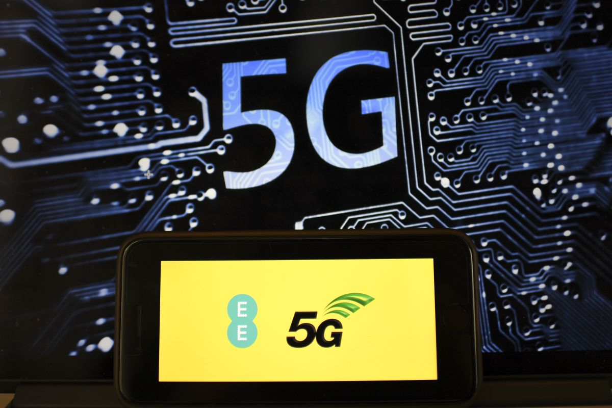 5G rollout: Health care professionals divided over radiation fears