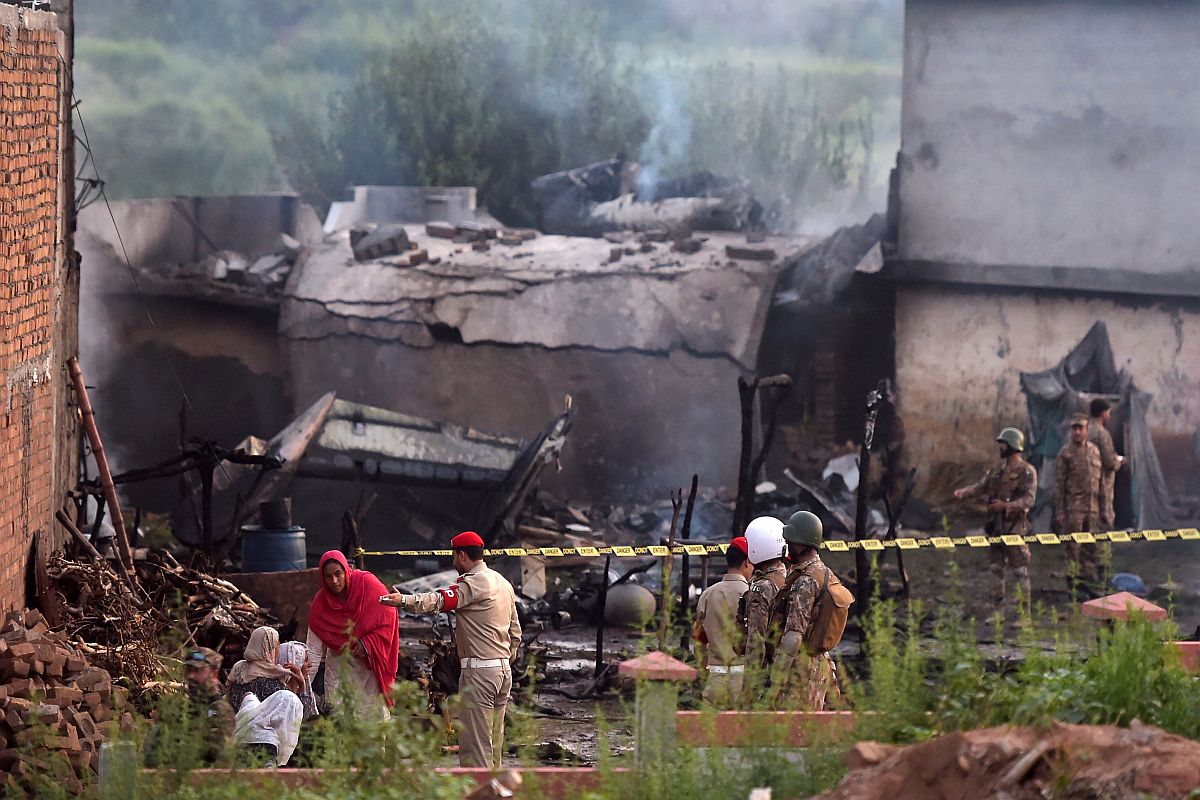 17 including 5 crew members killed as Pakistani army plane crashes into residential area