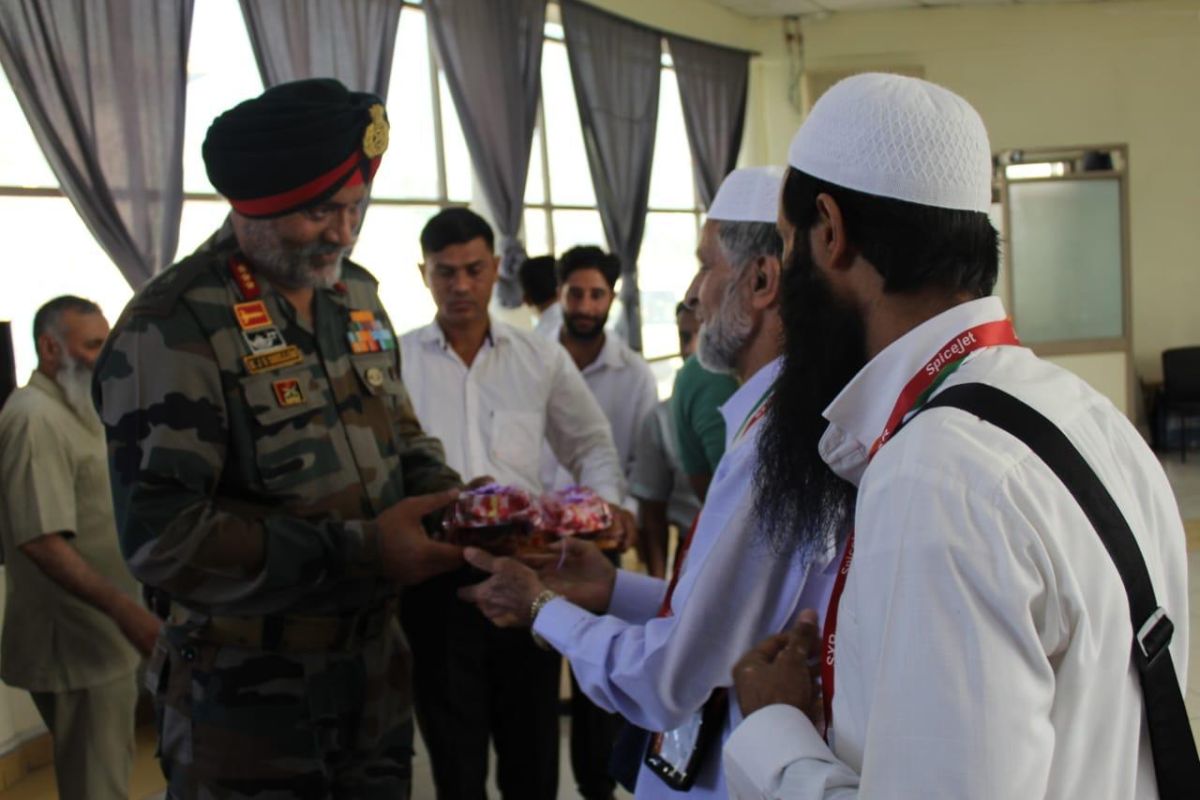 Indian Army commander meets Haj pilgrims
