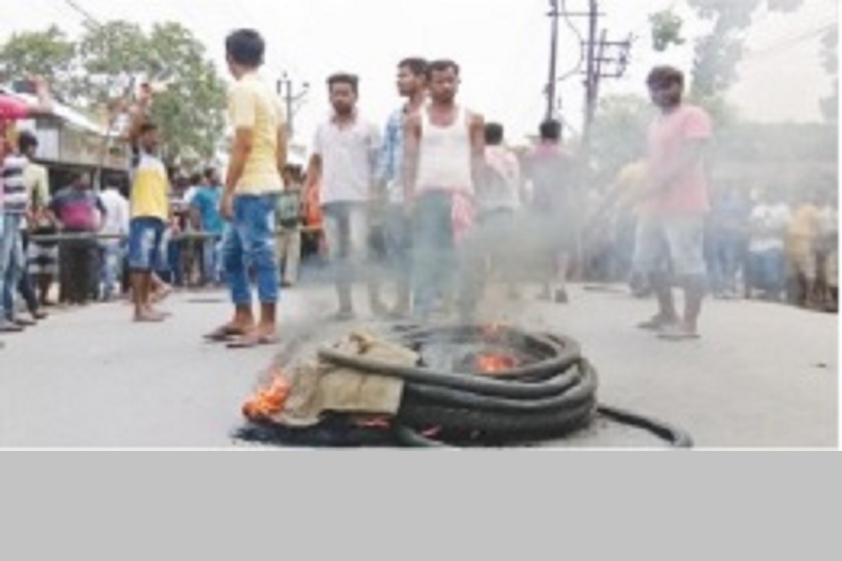 Locals block roads in Chinsurah against alleged police excess