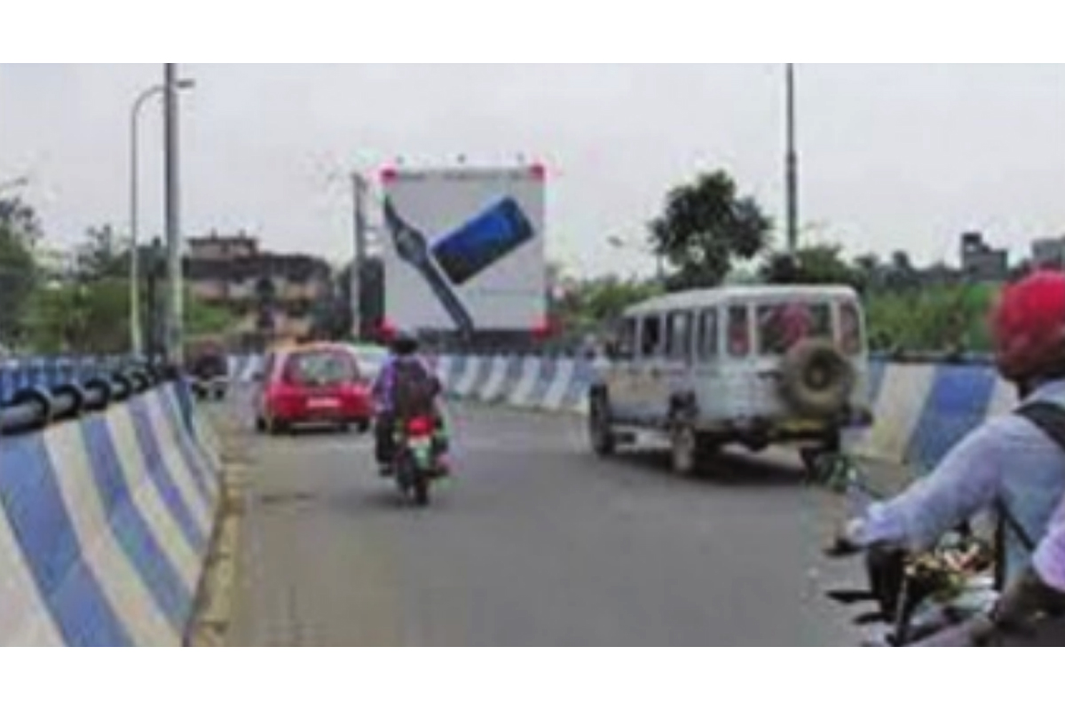 Heavy vehicles barred from Chingrighata flyover, Kalighat bridge