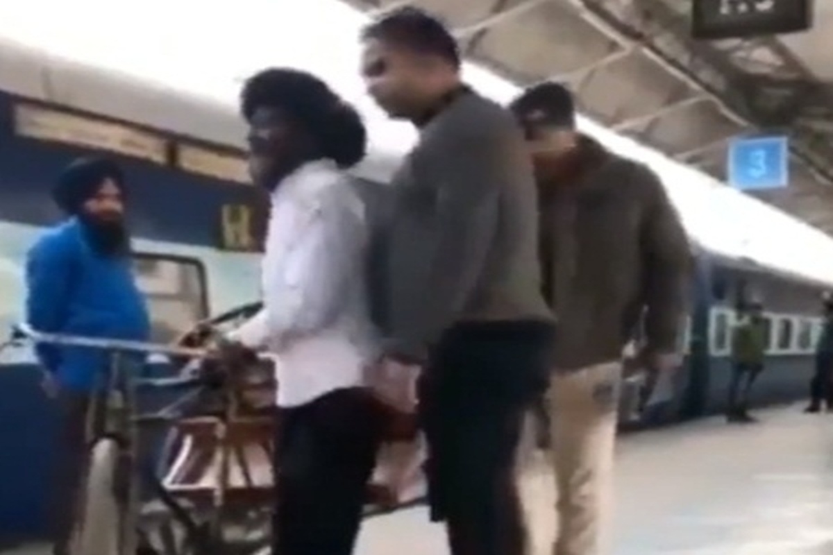 Punjab Police thrashes rickshaw-puller, Opposition demands suspension
