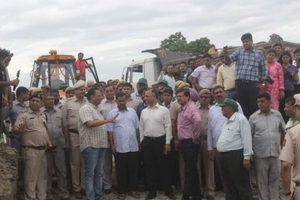 Arvind Kejriwal, Gajendra Singh Shekhawat launch pilot project in Yamuna floodplains