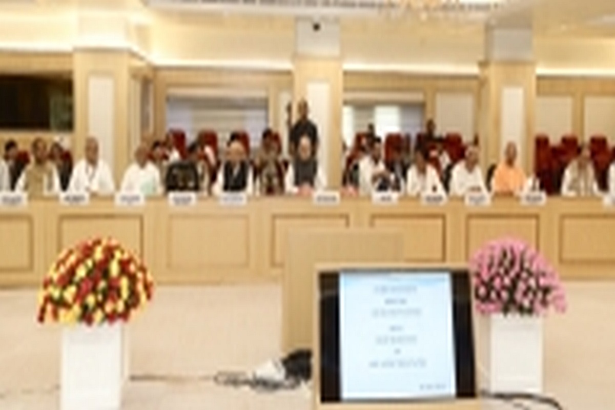 Home Minister meets CMs of Naxal hit states, reviews security