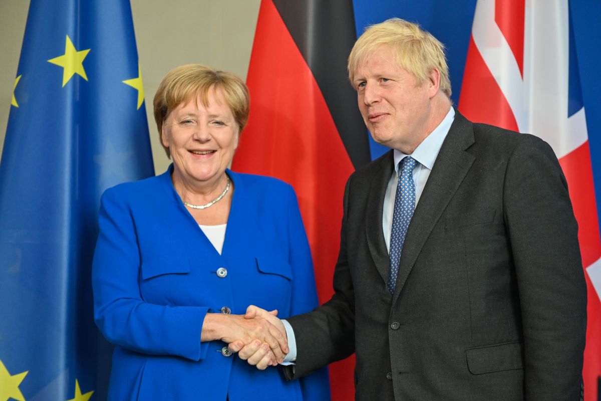 Brexit: German chancellor Angela Merkel gives UK PM 30-day deadline to avoid no-deal