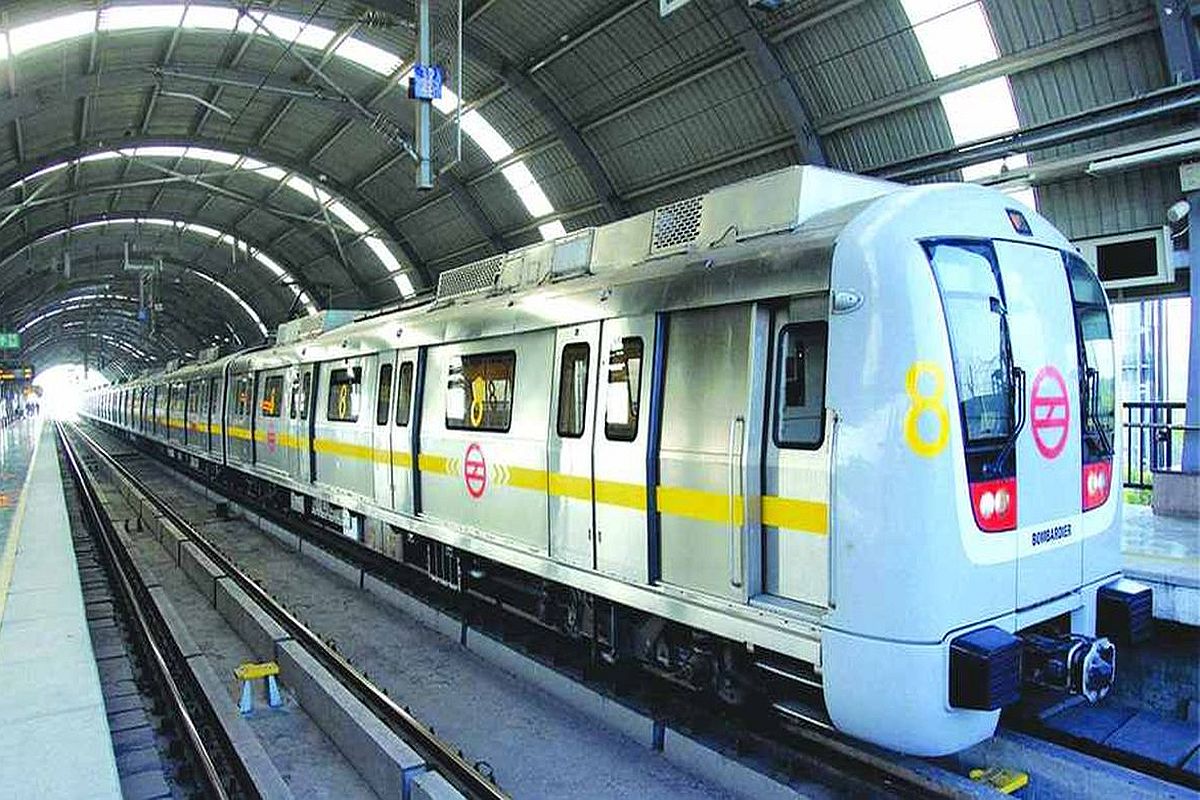 Yellow line Metro, Delhi, Woman