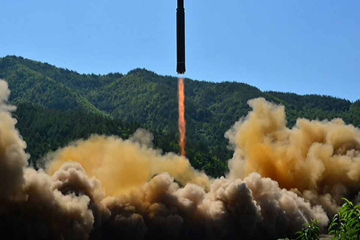 Pyongyang fires unidentified short-range projectiles: Seoul