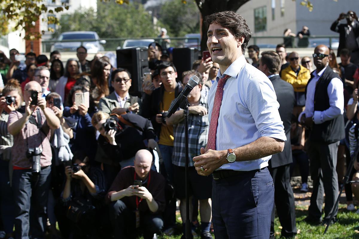 Following blackface controversy, Justin Trudeau resumes election campaign with promise of lower taxes