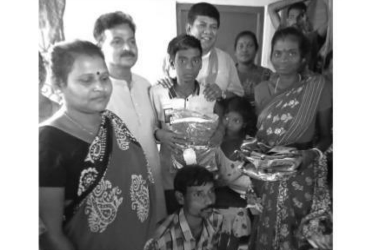 BJP gifts puja clothes for Naxalbari family