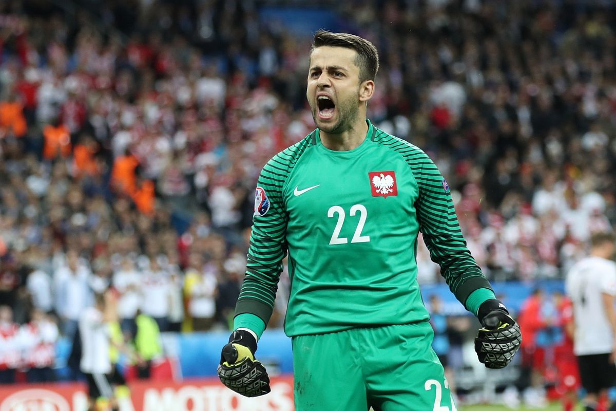 West Ham goalie Lukasz Fabianski ruled out for two months