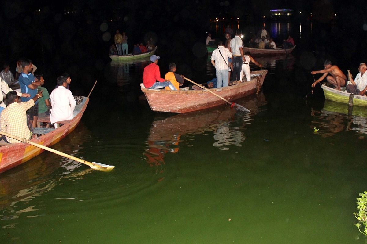 11 dead as boat capsizes during Ganapati immersion in Bhopal